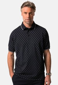 Námornická polo košile v námořnické modré barvě s bílou vzorovou kotvou, krátkými rukávy, třemi knoflíky a kontrastním límcem s bílým lemem.