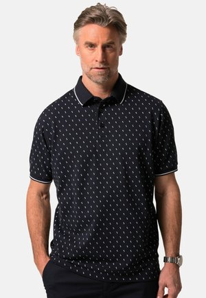 Marineblauwe polo met een witte ankerpatroon, korte mouwen, een drieknoopsluiting en een contrasterende kraag met witte rand.