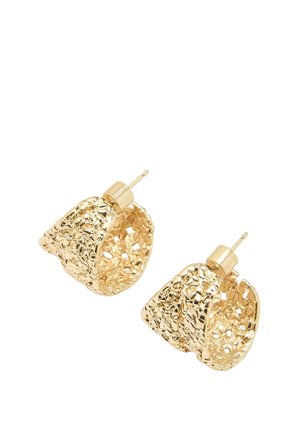 Oorringen in goudkleurige tint met een gehammerd, oneffen oppervlak en steekklemmen voor doorboorde oren.