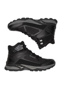 Schwarze wasserdichte Wanderschuhe aus strukturiertem synthetischem Material, mit verstärkter Zehenkappe und Knöchelstütze. Verfügt über graue Akzente und Metallhaken für die Schnürsenkel.