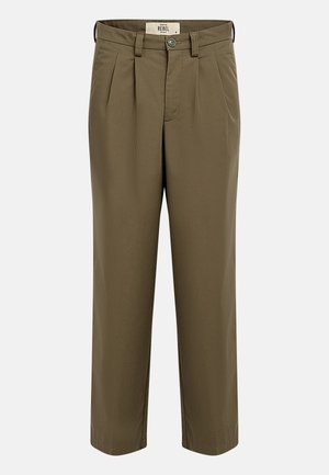 Πλισέ παντελόνια σε ελιά πράσινο χρώμα με κούμπωμα κουμπιού και φερμουάρ, θηλιές για ζώνη και πλαϊνές τσέπες, παρουσιάζονται μπροστά σε απλό φόντο.