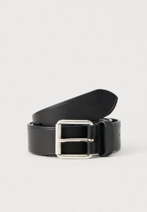 Fekete bőr öv sima textúrával, ezüst színű fémből készült csattal és letisztult, egyszerű dizájnnal. Állítható mérethez lyukakkal ellátva.