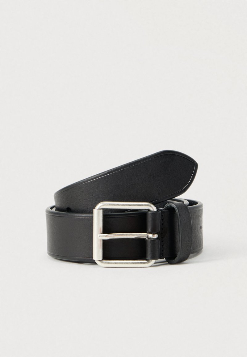 Schwarzer Ledergürtel mit glatter Textur, silberner Metallschnalle und einem klaren, einfachen Design. Verfügt über Löcher für eine verstellbare Passform.