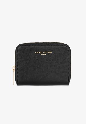 Zwarte leren portemonnee met een textuur oppervlak, gouden rits en gouden reliëf 'Lancaster Paris' logo aan de voorkant. Compact rechthoekige vorm.