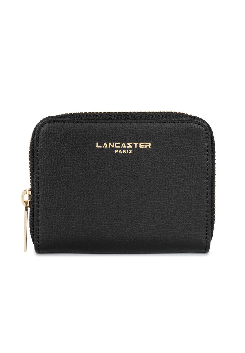 Portafoglio in pelle nera con superficie texturizzata, zip dorata e logo "Lancaster Paris" impresso in oro sulla parte anteriore. Forma rettangolare compatta.