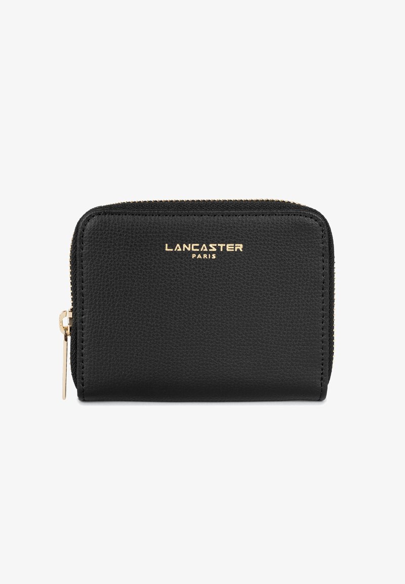Portafoglio in pelle nera con superficie texturizzata, zip dorata e logo "Lancaster Paris" impresso in oro sulla parte anteriore. Forma rettangolare compatta.