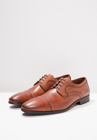 Lloyd Derbies & Richelieus - cognac