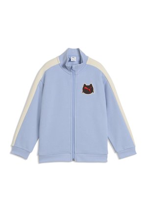 Hellblauer Reißverschluss-Jacke mit weißen Streifen an den Ärmeln und einem schwarzen Katzen-Gesicht-Patch mit rotem Puma-Logo auf der Brust.