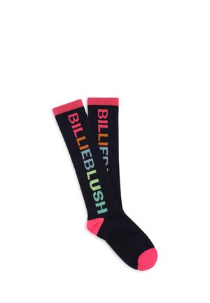 Chaussettes noires montantes aux genoux avec bords et orteils roses, avec le mot BILLIEBLUSH en couleurs arc-en-ciel le long de la jambe.