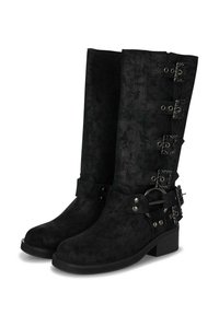 Par de botas negras de media caña con superficie texturizada, que cuentan con cuatro hebillas decorativas y un tacón bajo y robusto.