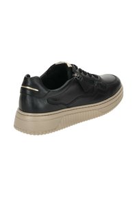 Zwart lederen sneaker met een crèmekleurige rubberen zool, voorzien van een ronde neus, vetersluiting aan de voorkant, zijrits en subtiele stiksels.