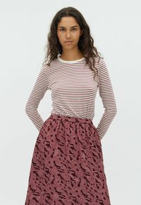Unselected, rose brown sugar stripe