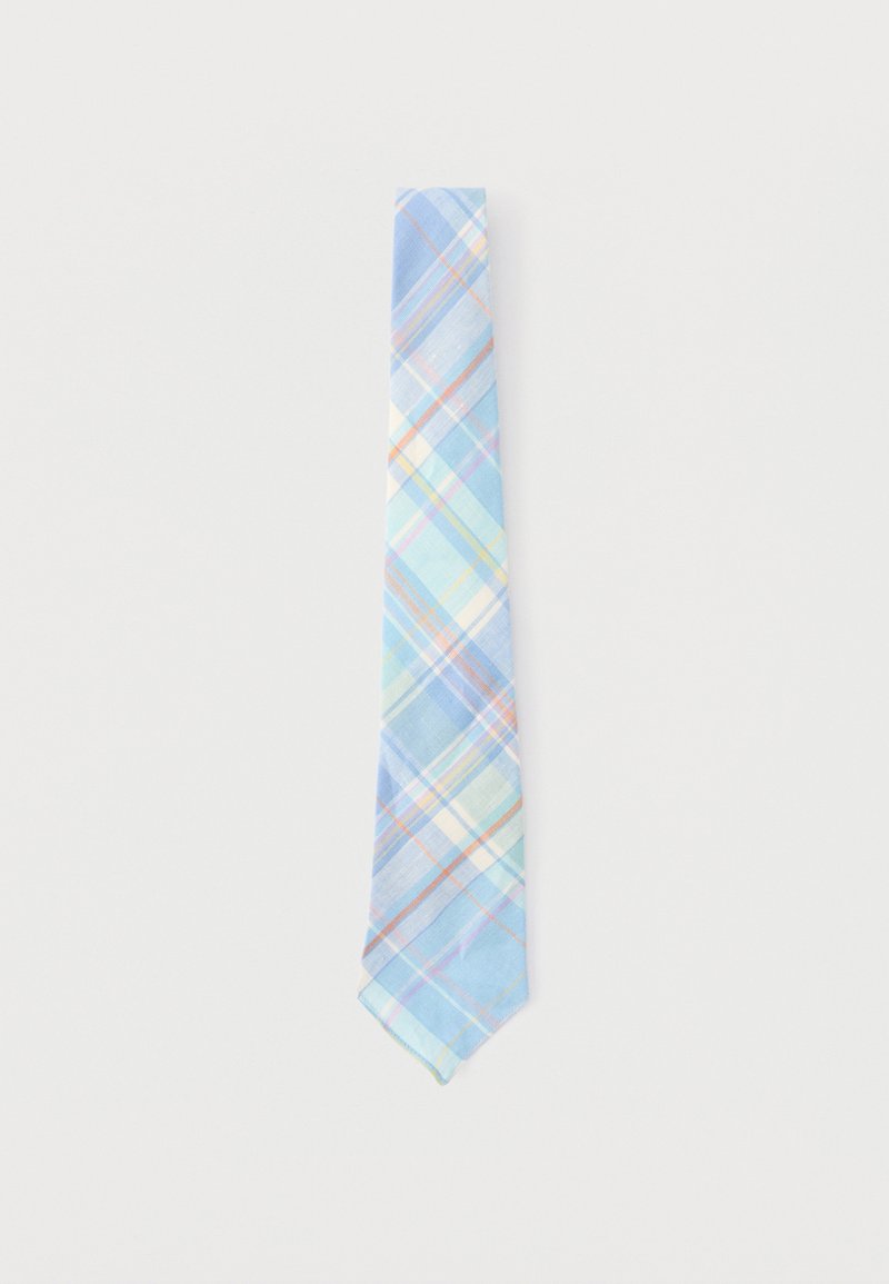 Γαλάζια γραβάτα με καρώ σχέδιο και διασταυρούμενες ρίγες σε λευκούς, πορτοκαλί, μοβ και κίτρινους τόνους σε απλό λευκό φόντο.