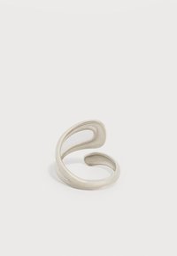 Ανοικτό ασημένιο δαχτυλίδι με λείο φινίρισμα και σύγχρονο, αφηρημένο κυρτό σχέδιο σε λευκό φόντο.