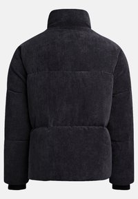 Chaqueta de plumas de pana gris oscuro con un alto collar, silueta cuadrada, textura acanalada y puños elásticos, que destaca secciones acolchadas en la parte posterior.
