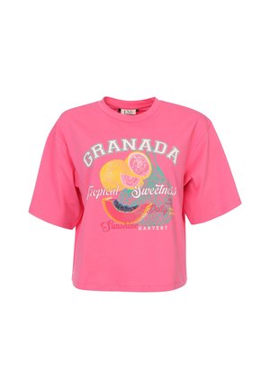 Felroze cropped t-shirt met "GRANADA" tekst en tropische fruitgrafiek inclusief grapefruit, meloen en netpatroon aan de voorkant.