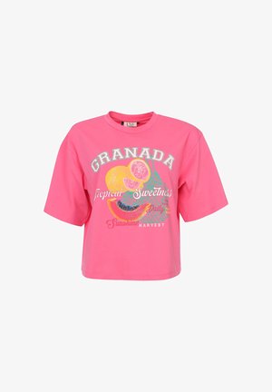 Felroze cropped t-shirt met "GRANADA" tekst en tropische fruitgrafiek inclusief grapefruit, meloen en netpatroon aan de voorkant.