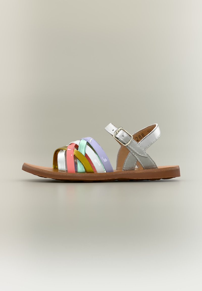 Sandale plate pour enfant avec bride argentée à la cheville et brides avant multicolores brillantes sur une semelle marron.