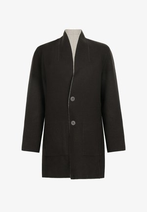 Cappotto lungo in lana marrone scuro con due bottoni anteriori, due tasche applicate e colletto ampio e aperto su sfondo neutro.