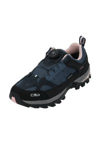 Zapatilla deportiva en azul oscuro y negro con un upper texturizado, un sistema de cordones rápido y una suela resistente con tacos de tracción prominentes. Logo de CMP visible.