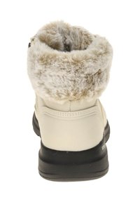 Bota de color beige claro con un suave cuello de piel de color beige, suela de goma negra, textura lisa y diseño robusto para una mayor durabilidad.