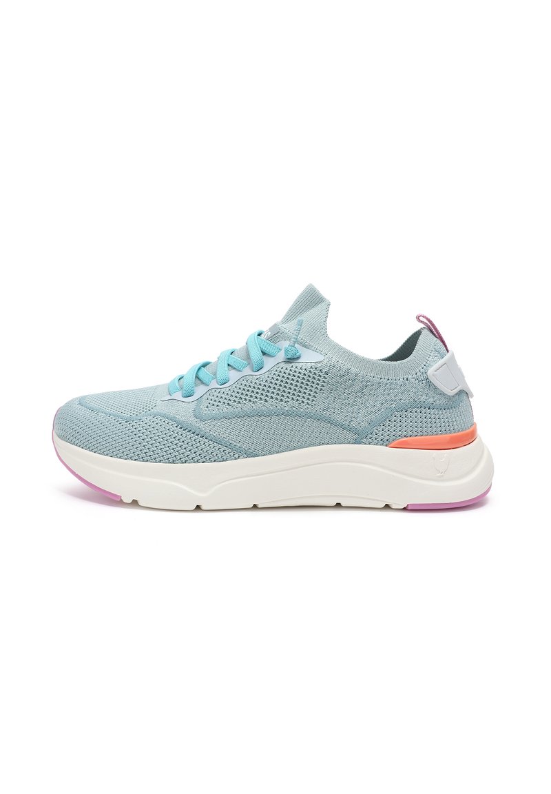 Hellblaue Mesh-Sneaker mit türkisfarbenen Schnürsenkeln, einer weißen Sohle und einem orangefarbenen Akzent. Verfügt über eine strukturierte Oberfläche und ein flaches Design.