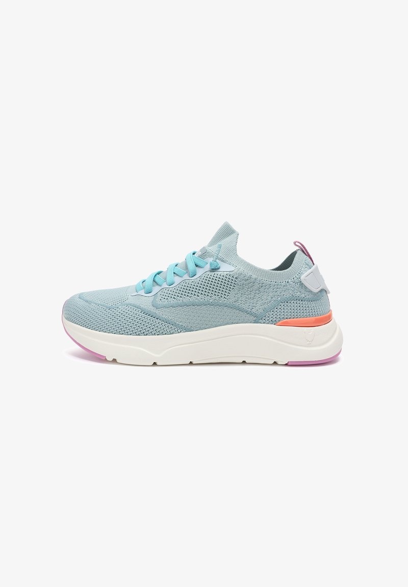 Baskets en maille bleu clair avec des lacets turquoise, une semelle blanche et un accent orange. Elles présentent une surface texturée et un design profil bas.