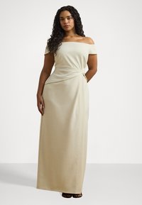 Beige off-shoulder maksimekko, jossa on kiertynyt yksityiskohta vyötäröllä, valmistettu sileästä kankaasta, suoran leikkauksen ja virtaavan siluetin kanssa.