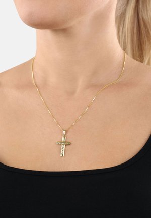 Collier en chaîne dorée avec un pendentif crucifix détaillé. La chaîne a une texture lisse et le pendentif présente des éléments de design complexes.