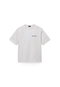 Λευκό βαμβακερό μπλουζάκι με κοντά μανίκια, με μικρό μαύρο λογότυπο "Napapijri" στη αριστερή πλευρά. Στρογγυλή λαιμόκοψη, κανονική εφαρμογή.