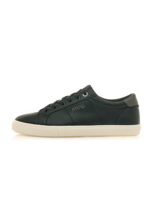 Zapatillas de cuero verde oscuro con punta redonda, suela de goma blanca, diseño de cordones con seis ojales y detalle sutil del logotipo.