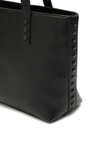 Čierna kožená taška typu tote s textúrovaným povrchom, priamym tvarom a dekoračnými štúdiami na jednej strane. Rukoväte sú pripevnené na vrchu.