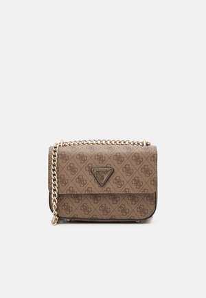 Petit sac bandoulière beige avec un motif monogramme marron, une plaque logo triangulaire en métal et une bandoulière chaîne dorée.
