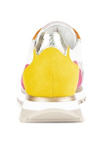 Sneaker mit einem Obermaterial aus weißem Leder, einer Ferse aus gelbem Suede, pinken und orangefarbenen Akzenten sowie einem glänzenden metallischen Silberfersenriegel. Strukturiert gummierte Sohle.