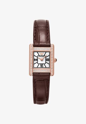 Orologio rettangolare in oro rosa con lunetta in cristallo, quadrante bianco con numeri romani neri e cinturino in pelle marrone scuro.