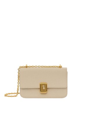 Bolso cruzado beige hecho de cuero, con una textura suave, correa de cadena dorada y un cierre prominente en tono dorado con un diseño decorativo.
