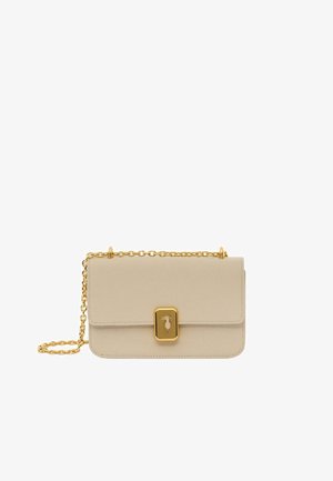 Beige crossbody taske lavet af læder, med en glat tekstur, gylden kædestrop og en fremtrædende lås i guldtonet med et dekorativt design.