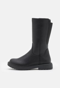 Bottes en cuir noir montant jusqu'au genou, avec un bout rond, des panneaux en élastique sur les côtés et une semelle en caoutchouc texturée. Présente des détails cousus.