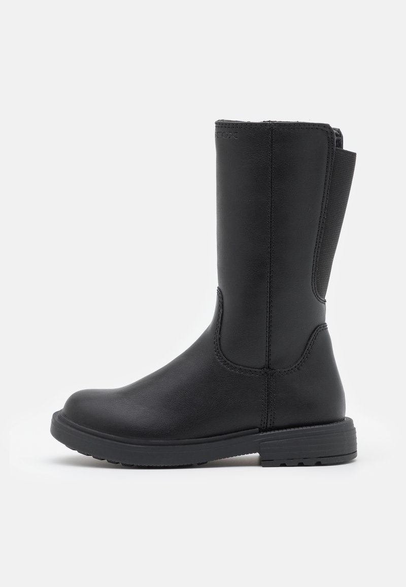 Bota de cuero negro hasta la rodilla con punta redonda, paneles elásticos laterales y suela de goma texturizada. Presenta detalles en costura.