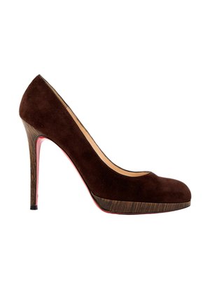 Zapato de tacón alto de ante marrón con textura de madera en el tacón y la plataforma, con detalle de suela roja.