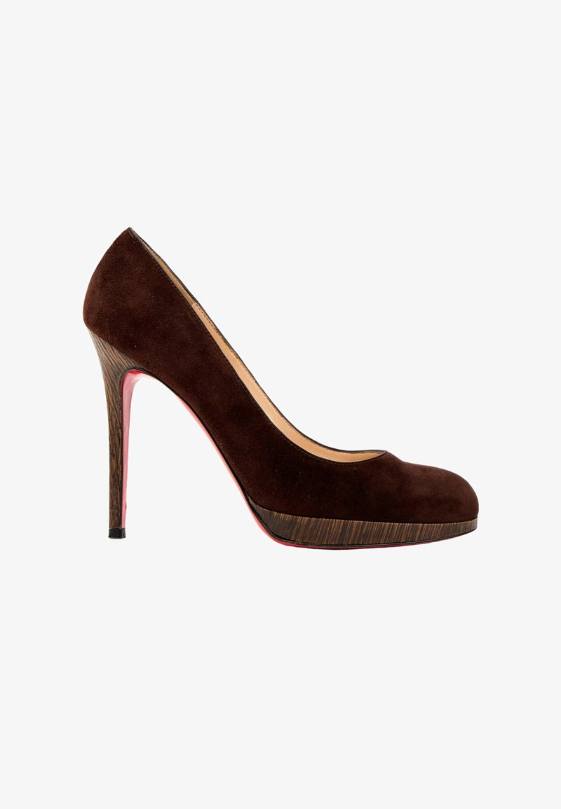 Chaussure à talon haut en daim marron avec texture boisée sur le talon et la plateforme, avec un détail de semelle rouge.