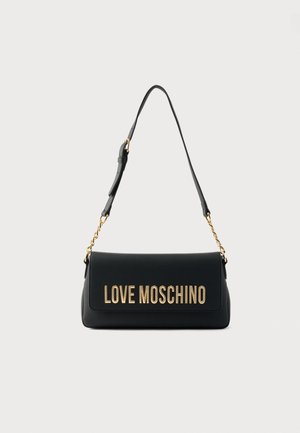 Schwarze Handtasche aus Kunstleder mit strukturiertem Design, goldfarbenem "LOVE MOSCHINO"-Logo auf der Vorderseite und abnehmbarem Kettenriemen.