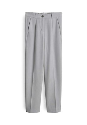 Pantaloni a pieghe grigio chiaro con vita elasticizzata, bottone singolo e gambe affusolate. Il tessuto ha una texture liscia con una sottile lucentezza.