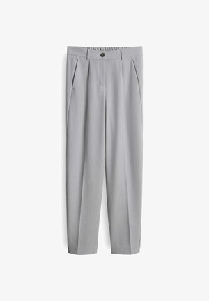 Pantalons plissés gris clair avec une taille élastique, un bouton unique et des jambes fuselées. Le tissu a une texture lisse avec un subtil éclat.