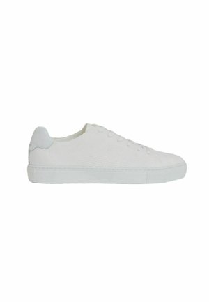 Adidași albi cu talpă joasă, dintr-un material texturat, având vârful rotund, talpă plată, șase găuri pentru șireturi și un design minimalist cu un accent neted în partea din spate.