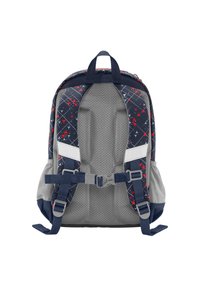 Rucksack mit grauem Netzrücken, navyblauem Stoff, rotem Dreiecksmuster, verstellbaren Trägern und einem vorderen Schnallenverschluss. Verfügt über Seitentaschen.