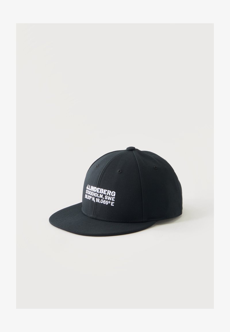 Casquette de baseball noire avec texte blanc indiquant "J.LINDEBERG STOCKHOLM, SWE 59.33° N, 18.065° E" sur le panneau avant sur un fond clair.
