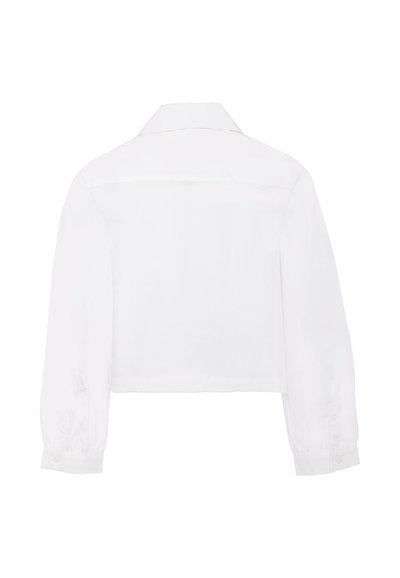 Giacca bianca a vita corta in cotone con maniche lunghe, colletto classico e polsini con bottoni, caratterizzata da un orlo dritto e senza dettagli frontali visibili.