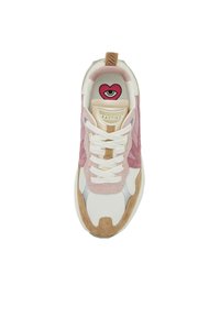 Sneaker bianca con accenti in suede rosa, suola texturizzata color beige e lacci bianchi. Presenta un design stampato a forma di cuore e occhio sulla soletta.
