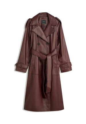 Burgundy läder trenchcoat med dubbelknäppta knappar, breda slag, bälte i midjan och knappdetaljer vid manschetterna, med en elegant och slät yta.